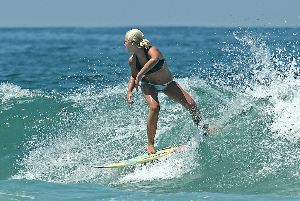 Худенькая блондинка на серфинге
